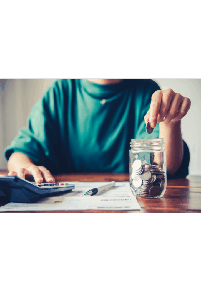 Budget anpassen ohne Verzicht – Frau spart Kleingeld und rechnet Ausgaben durch