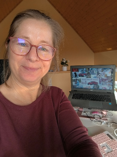 Angela am Schreibtisch